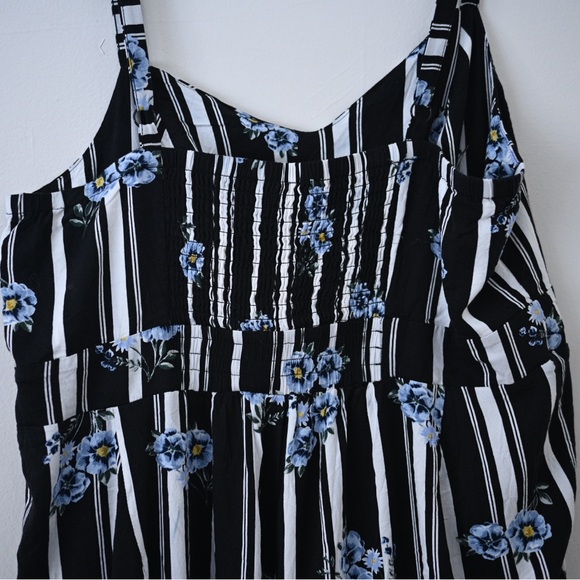 Torrid Size 2 Black, White & Blue Floral Striped Cropped Jumpsuit Women - Picture 10 of 12